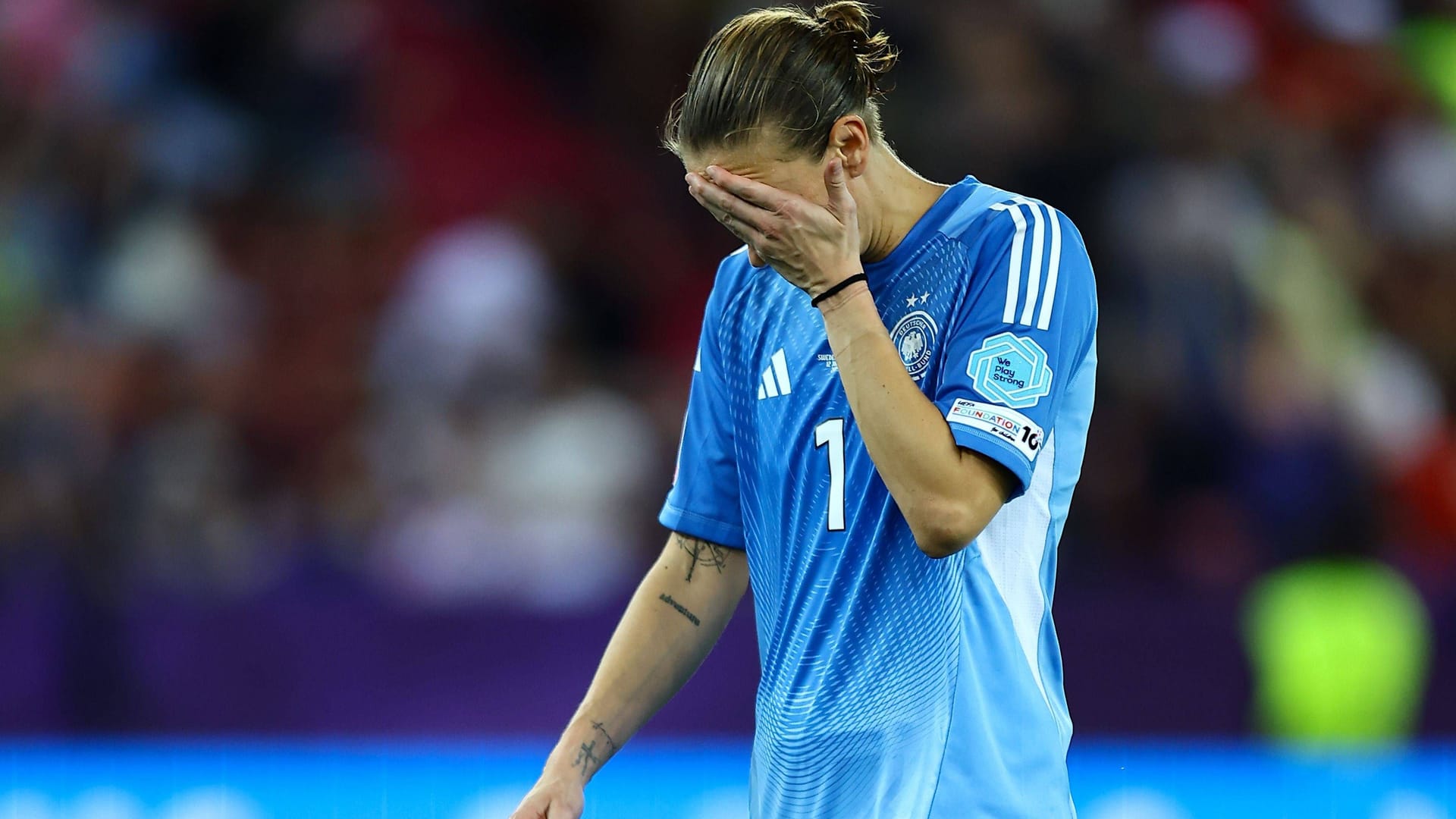 Kann es nicht fassen: DFB-Torhüterin Ann-Katrin Berger im Spiel gegen Schweden. Kann es nicht fassen: DFB-Torhüterin Ann-Katrin Berger im Spiel gegen Schweden.