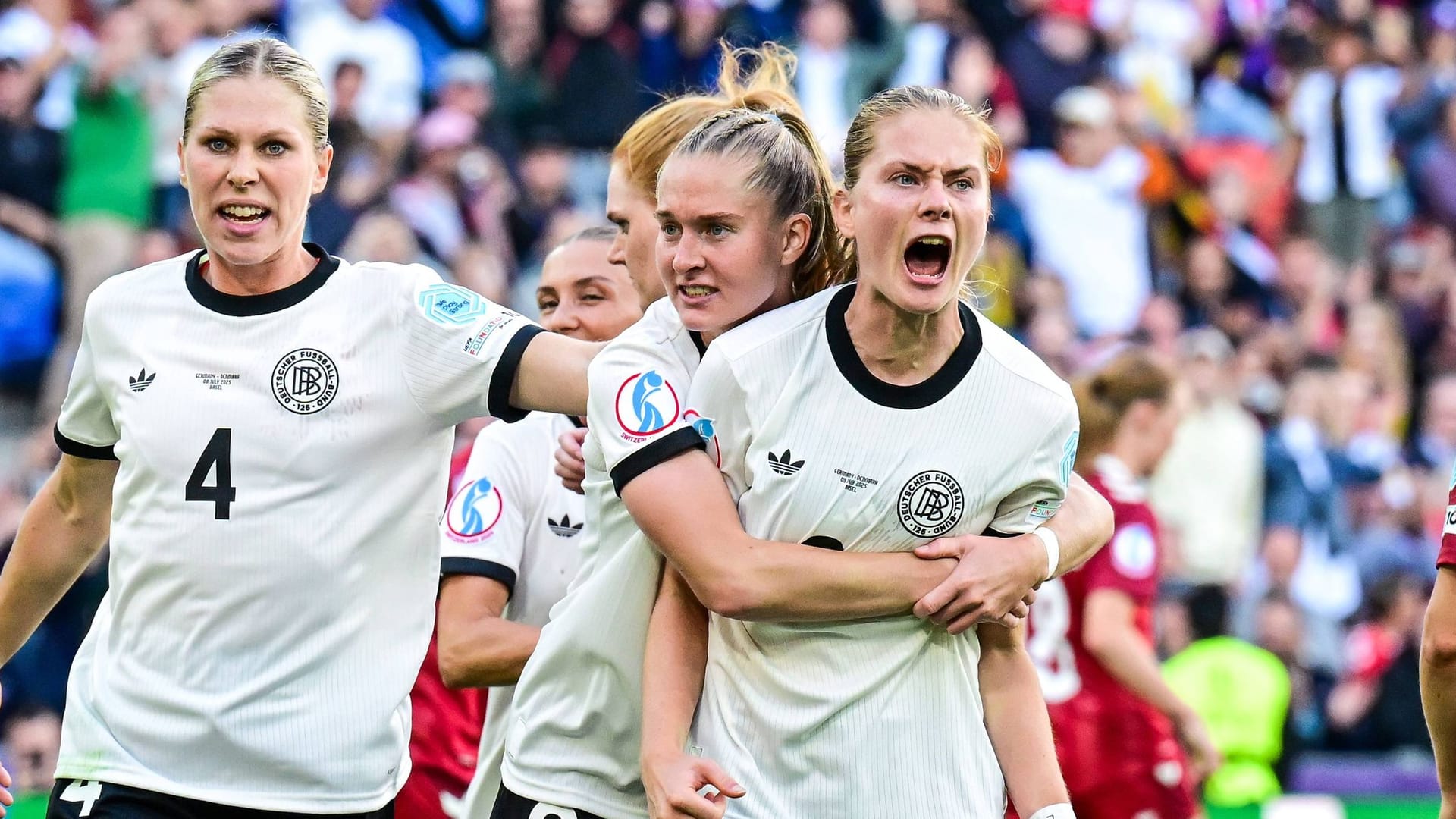 Mit einem Bein in der nächsten Runde: Die DFB-Spielerinnen um Sjoeke Nüsken (r.) jubeln im Spiel gegen Dänemark. Mit einem Bein in der nächsten Runde: Die DFB-Spielerinnen um Sjoeke Nüsken (r.) jubeln im Spiel gegen Dänemark.