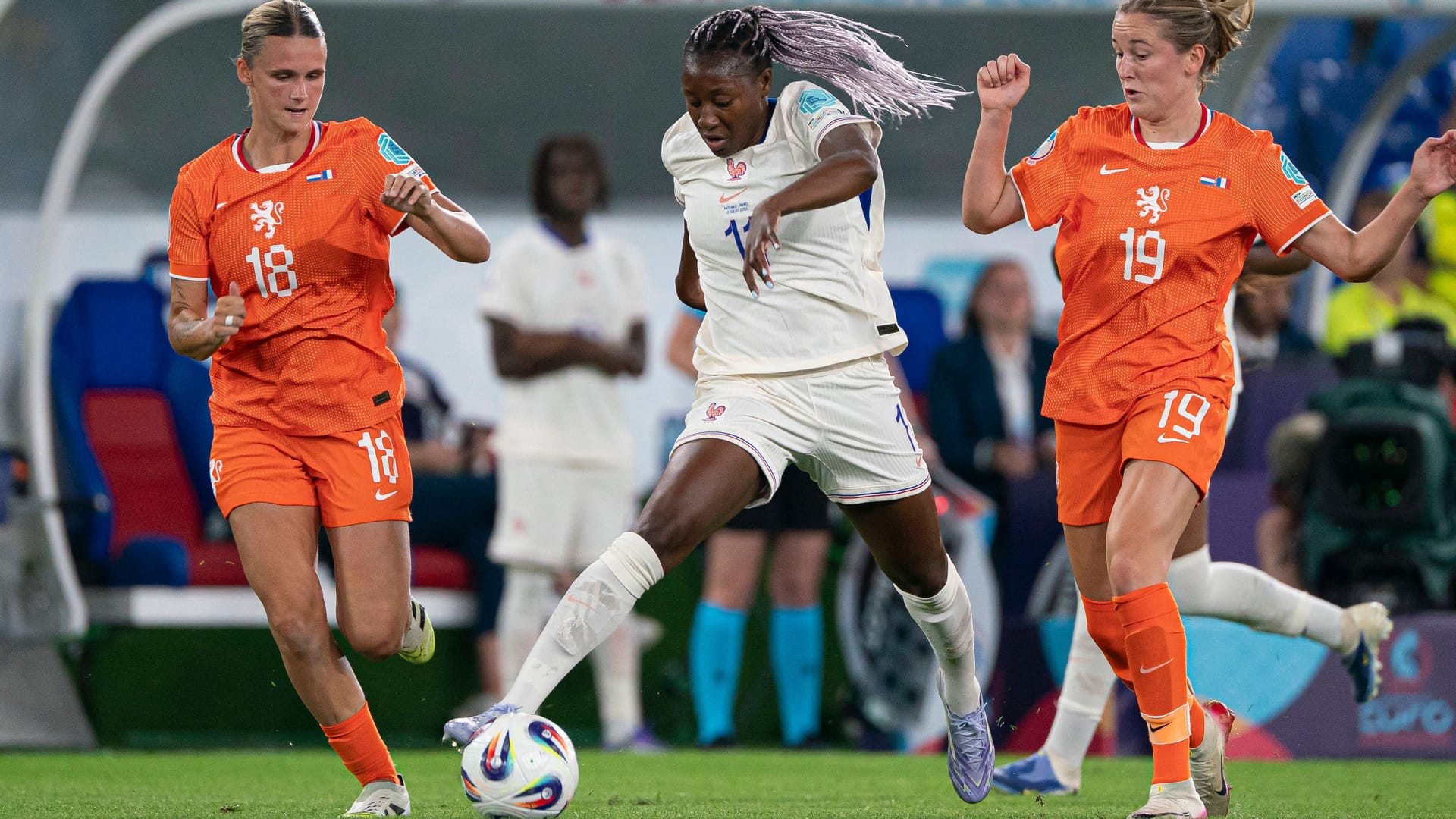 Zug zum Tor: Frankreichs Kadidiatou Diani (M.) im Spiel gegen die Niederlande.