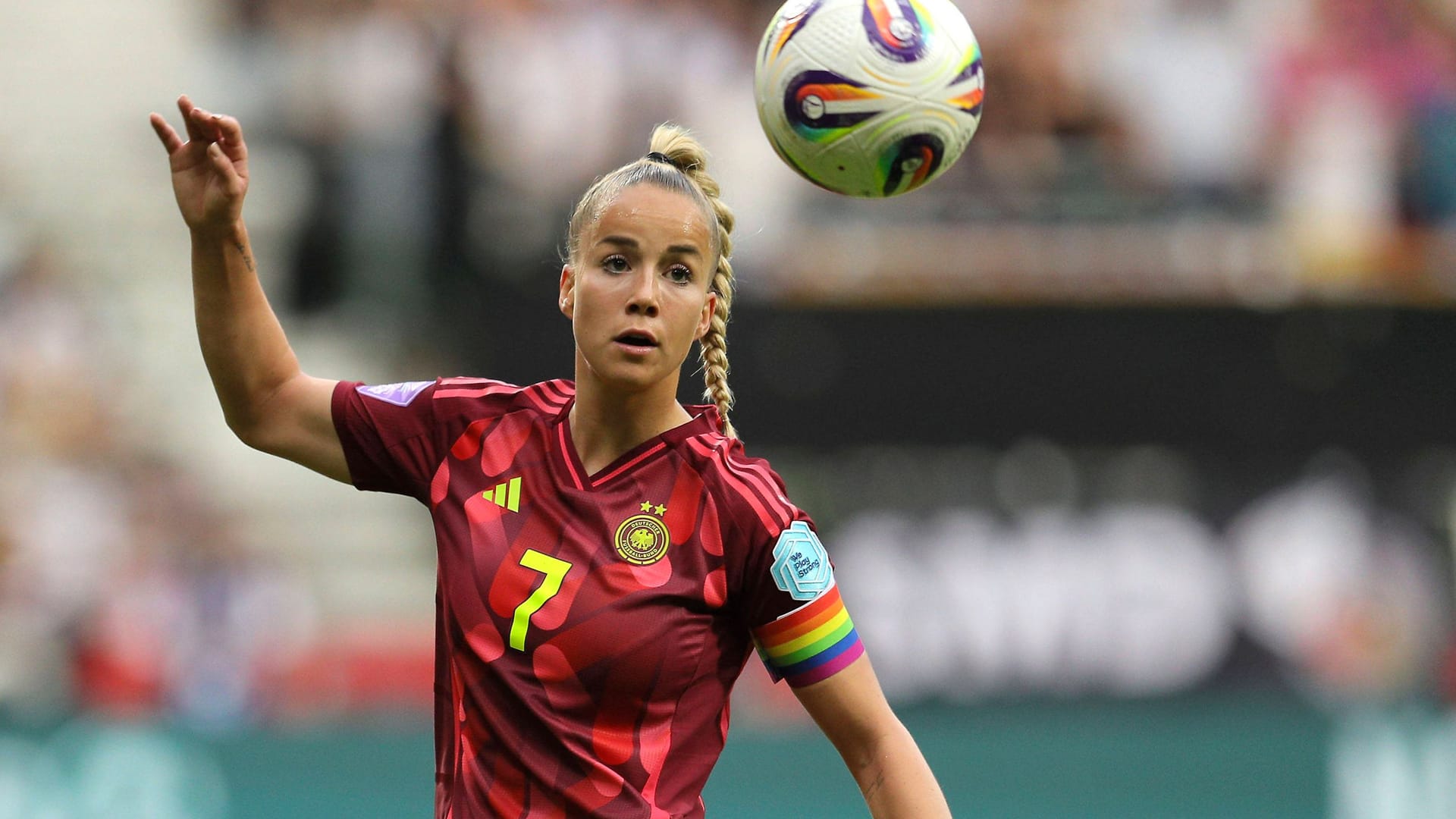 Giulia Gwinn: Sie führt das DFB-Team als Kapitänin auf das Feld. Giulia Gwinn: Sie führt das DFB-Team als Kapitänin auf das Feld.