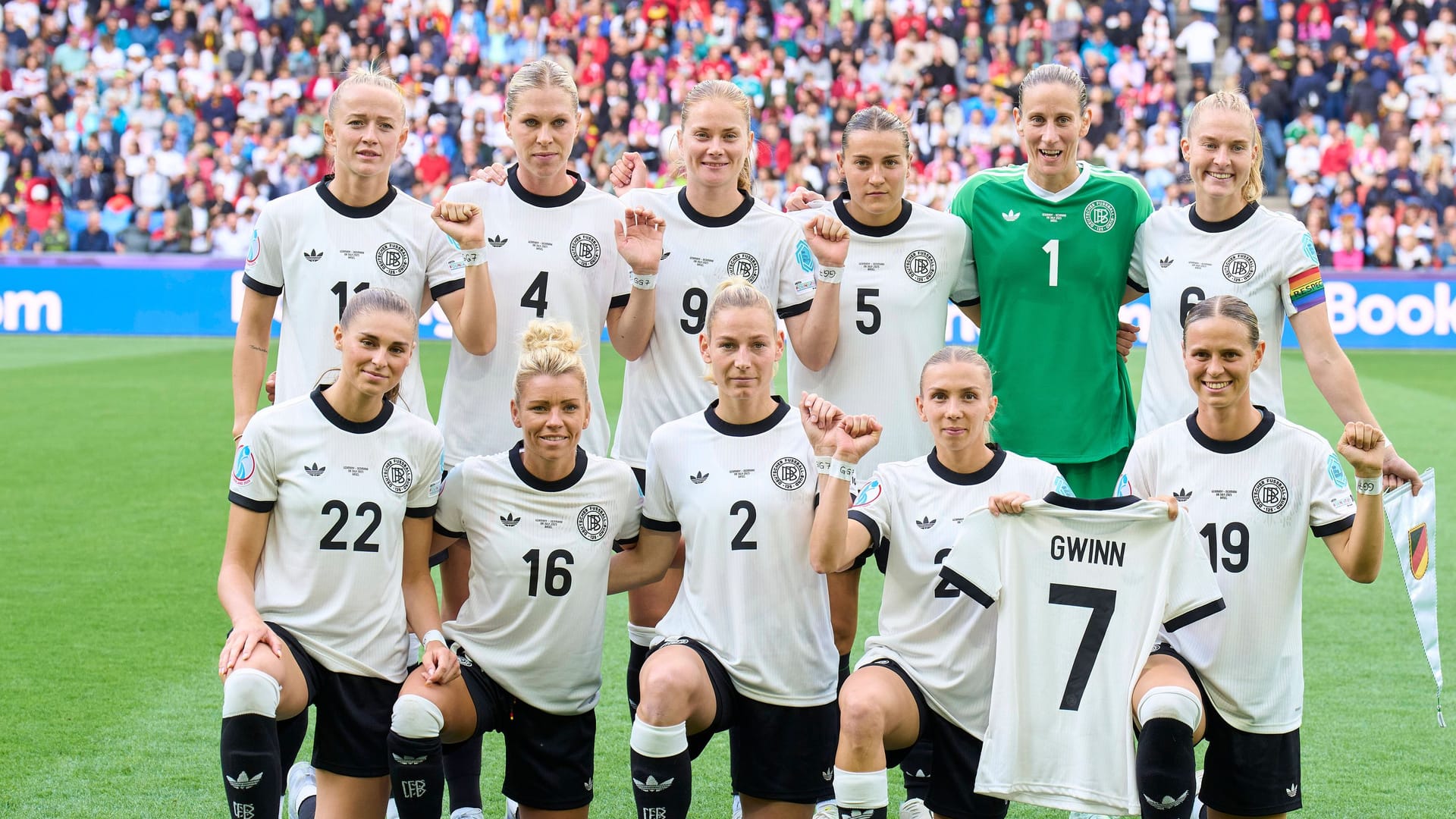 Die DFB-Frauen setzten vor Anpfiff ein Zeichen für ihre Kapitänin Giulia Gwinn. Die DFB-Frauen setzten vor Anpfiff ein Zeichen für ihre Kapitänin Giulia Gwinn.
