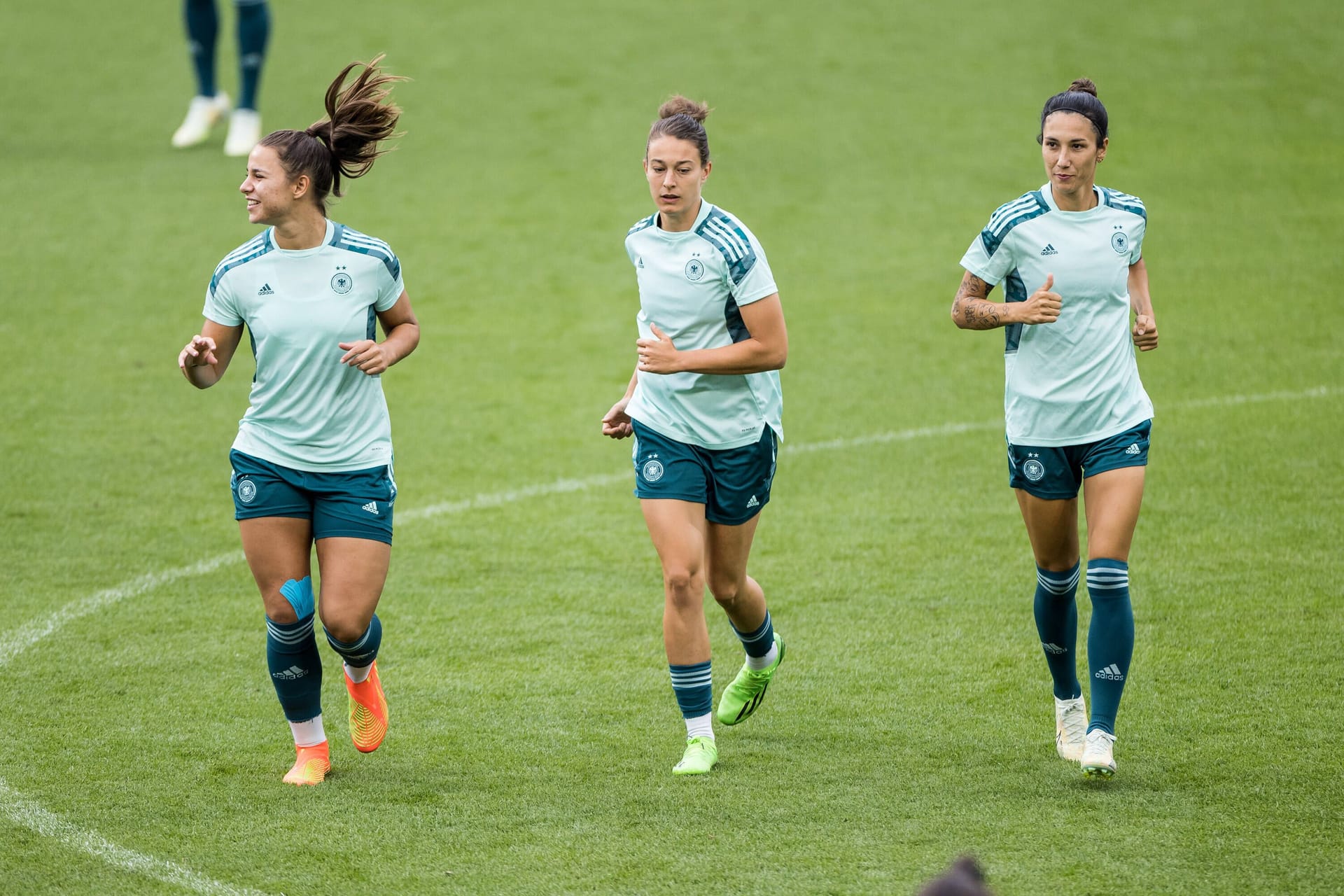 Lena Oberdorf, Felicitas Rauch und die kürzlich zurückgetretene Sara Doorsoun (v. l. n. r.): Die Zeit der beiden früheren Wolfsburgerinnen im DFB-Trikot liegt einige Monate zurück. Lena Oberdorf, Felicitas Rauch und die kürzlich zurückgetretene Sara Doorsoun (v. l. n. r.): Die Zeit der beiden früheren Wolfsburgerinnen im DFB-Trikot liegt einige Monate zurück.