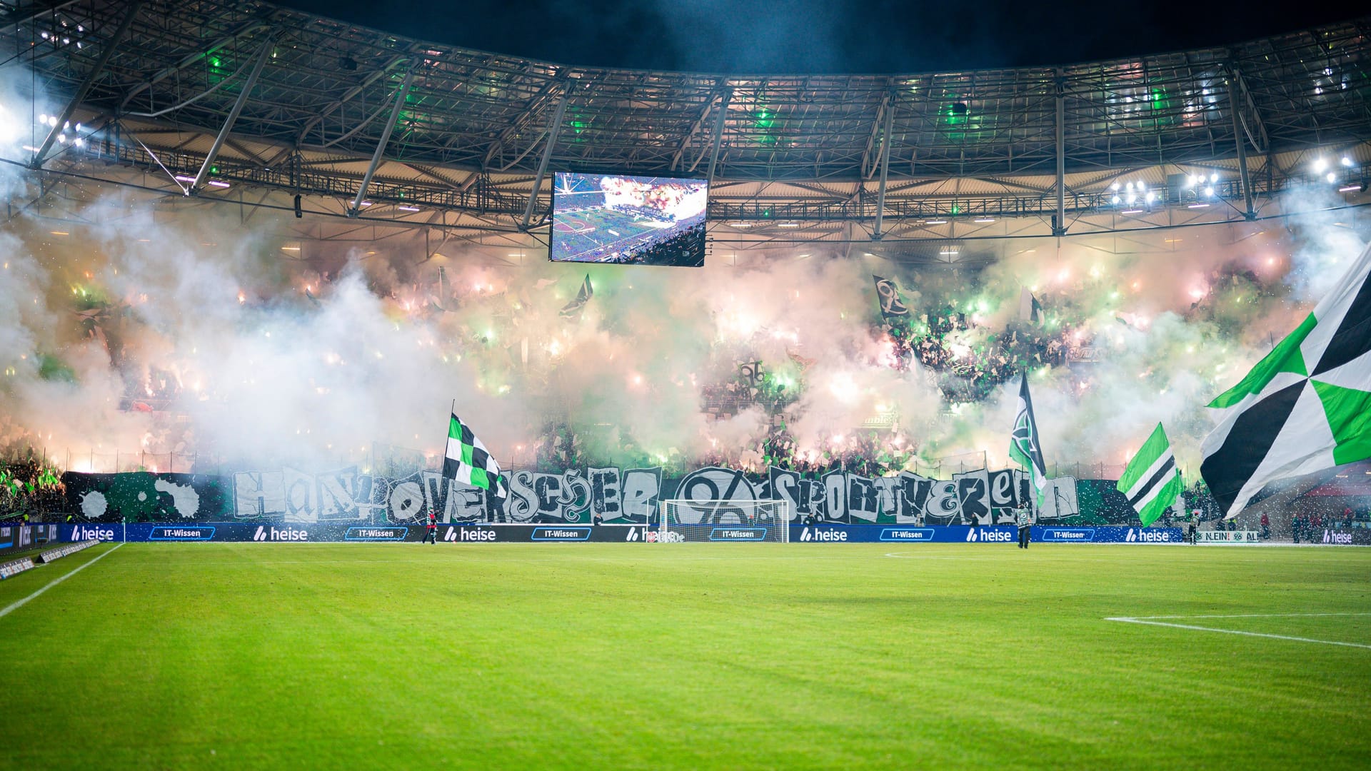 Fans von Hannover 96 mit einer Choreografie: Die Niedersachsen werden vom DFB zur Kasse gebeten.