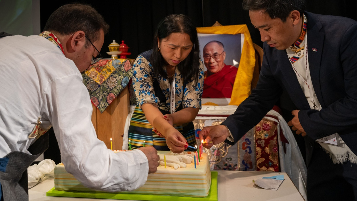 Während der Feierlichkeiten zum 90. Geburtstag des Dalai Lama am Sonntag im Saalbau Bornheim in Frankfurt werden Kerzen auf einer Geburtstagstorte angezündet.