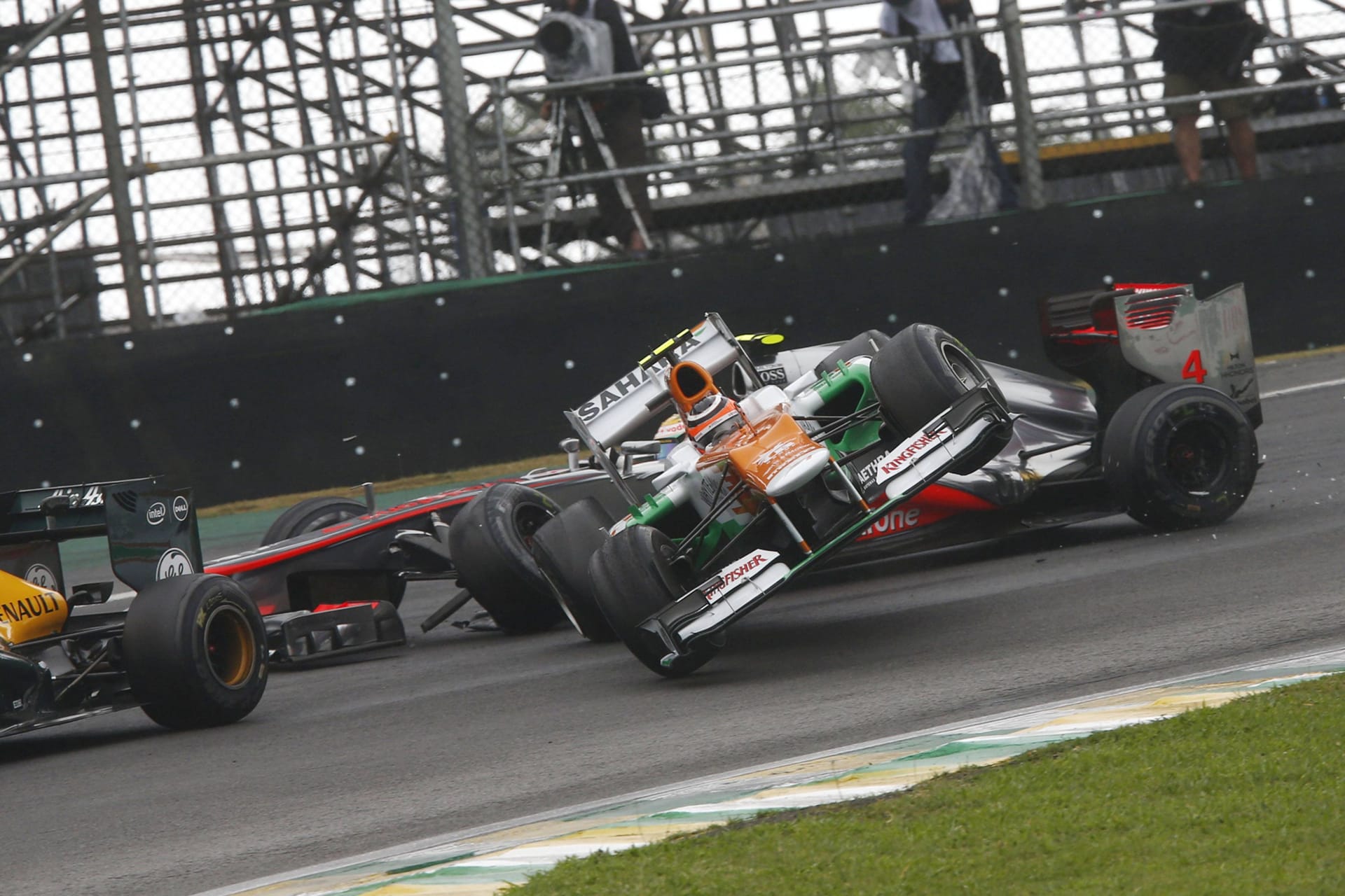 Verhängnisvoller Crash: Der Zusammenstoß mit Lewis Hamilton kostete Nico Hülkenberg eine Podestplatzierung beim Brasilien-Rennen 2012. Verhängnisvoller Crash: Der Zusammenstoß mit Lewis Hamilton kostete Nico Hülkenberg eine Podestplatzierung beim Brasilien-Rennen 2012.