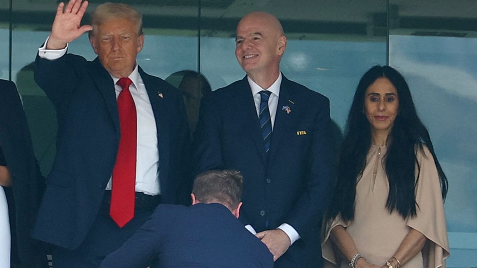 Gianni Infantino neben seiner Ehefrau Leena Al Ashqar (r.) beim Finale der Klub-WM: Das Paar hat vier gemeinsame Kinder. Gianni Infantino neben seiner Ehefrau Leena Al Ashqar (r.) beim Finale der Klub-WM: Das Paar hat vier gemeinsame Kinder.
