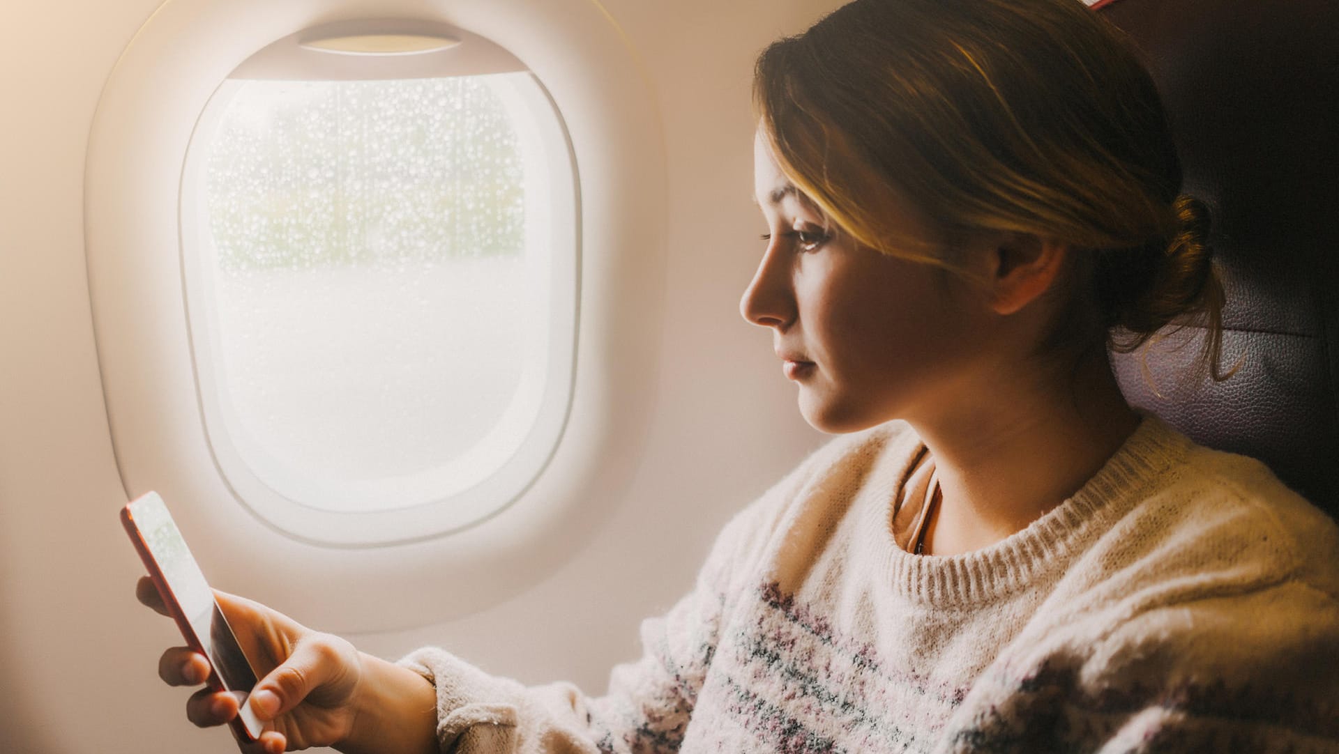 Handy im Flugzeug: Ist es gefährlich, den Flugmodus nicht einzuschalten? Handy im Flugzeug: Ist es gefährlich, den Flugmodus nicht einzuschalten?