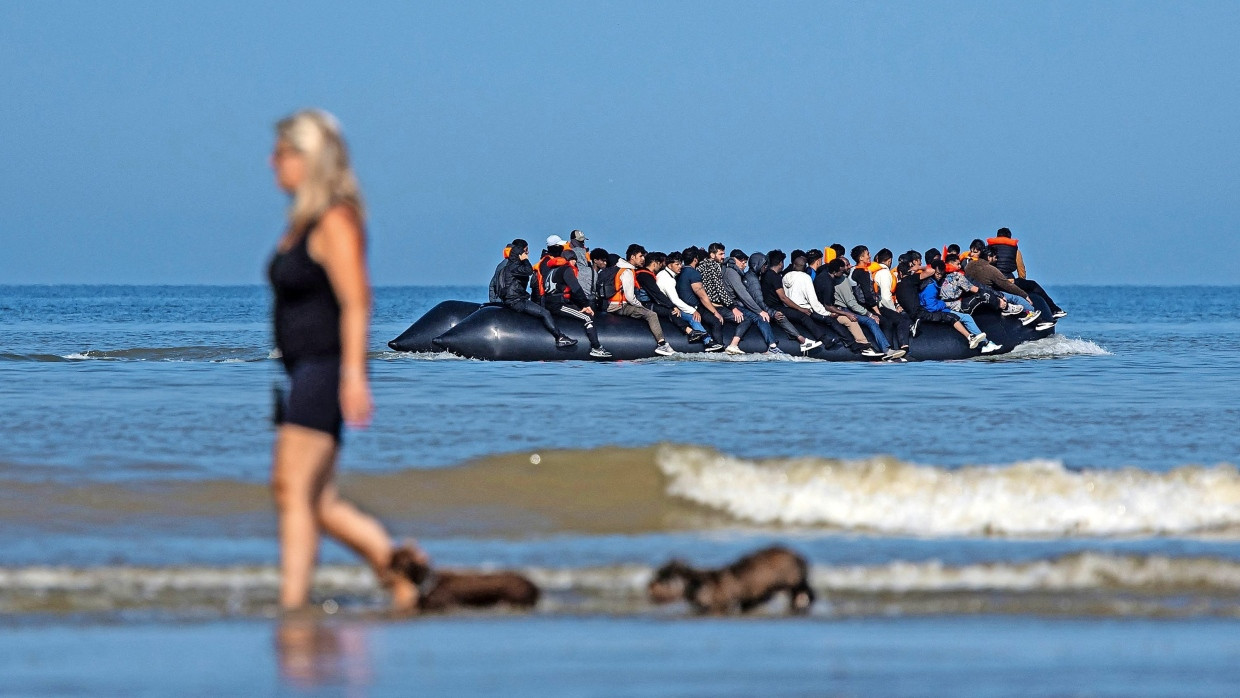 Schmugglerboot: Migranten auf dem Ärmelkanal am Strand von Hardelot in Neufchâtel-Hardelot in Nordfrankreich