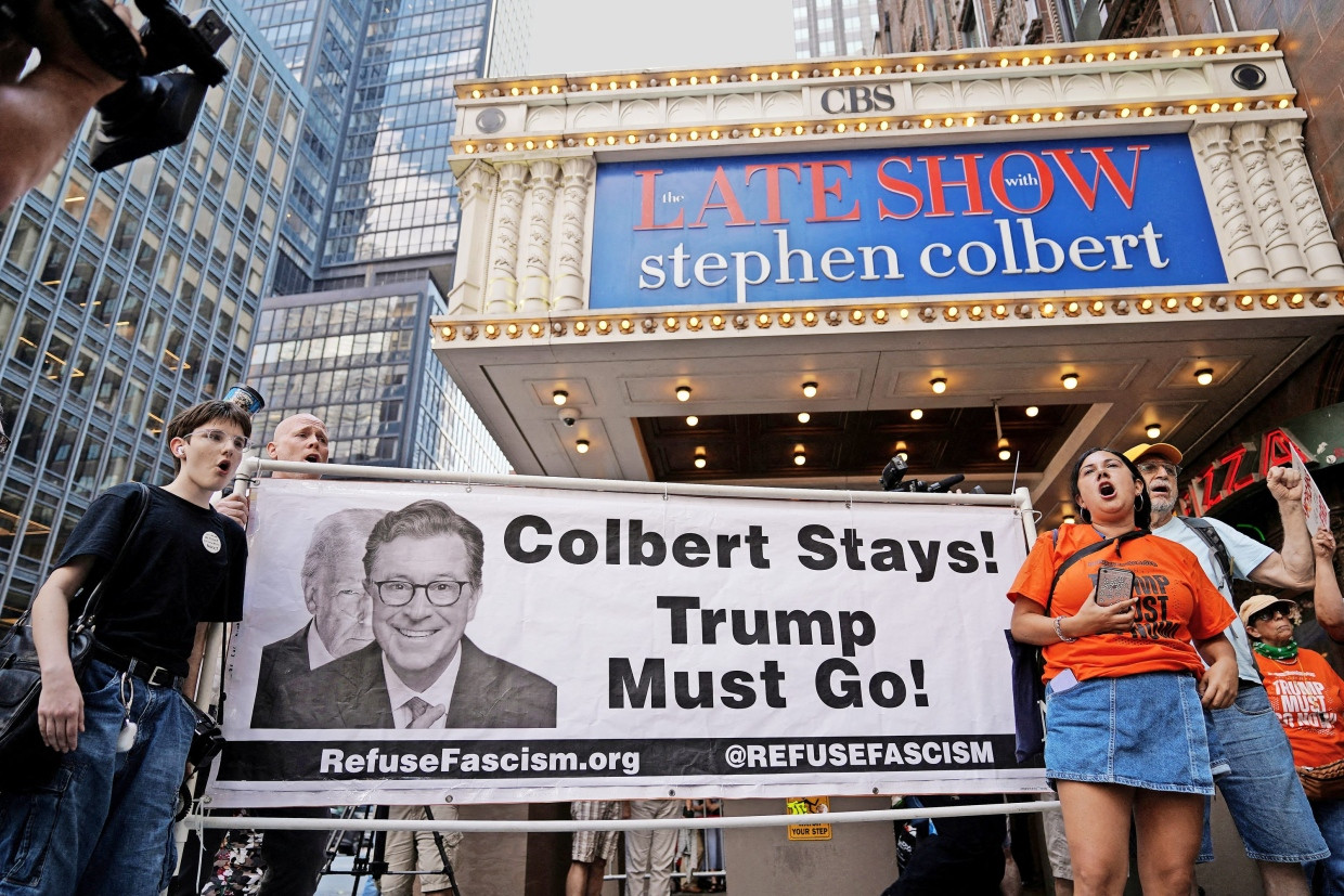Demonstration für Trump-Kritiker Stephen Colbert, dessen Late-Night-Show abgesetzt wird.