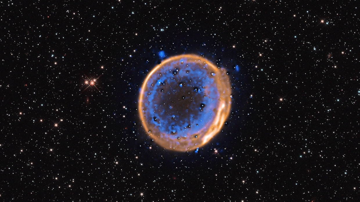 Konzentrische Schalen aus hochionisiertem Calcium (blau) verraten: In dieser Supernova hat es zweimal geknallt. Das orange Licht stammt von Wasserstoff.