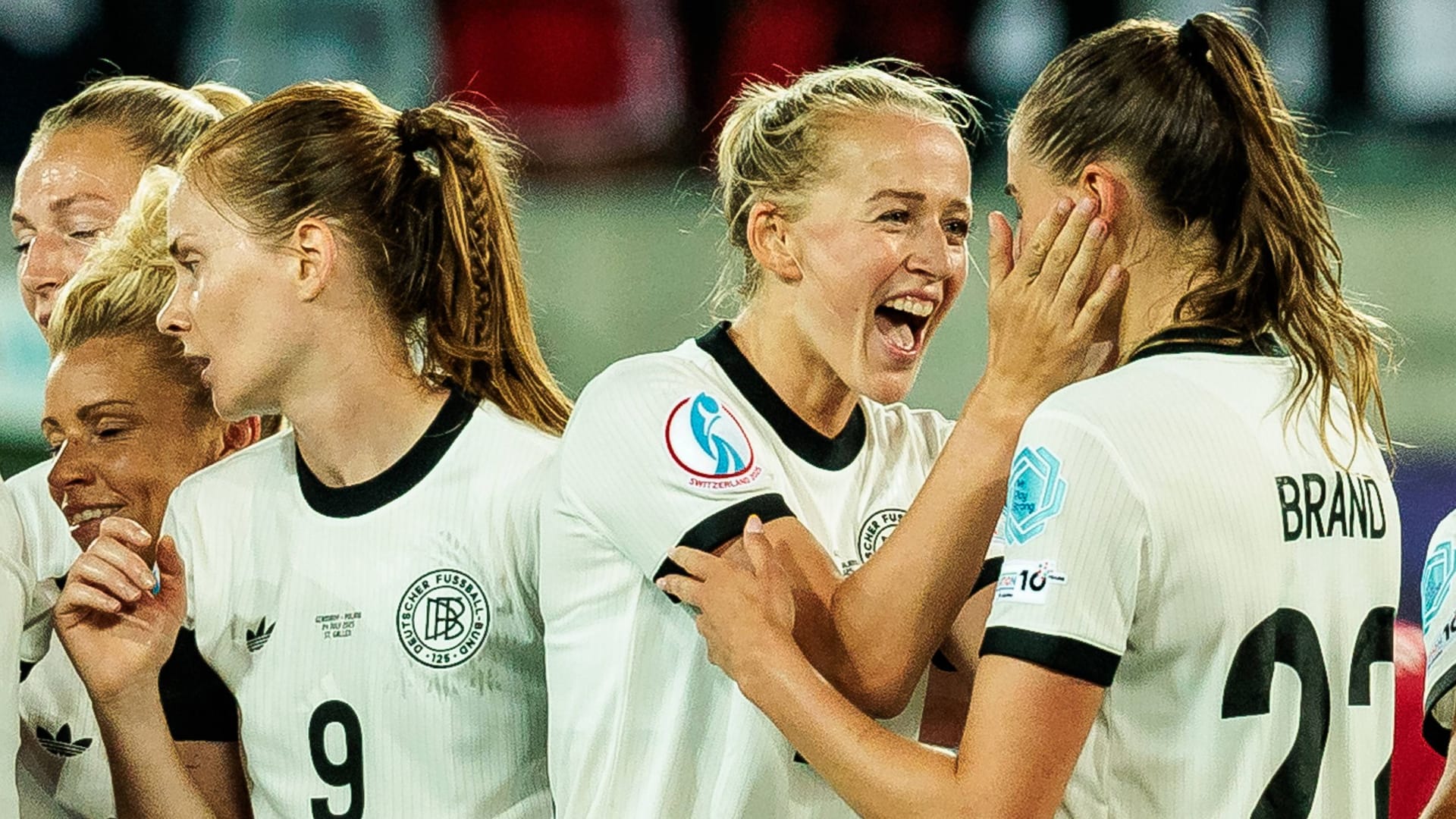 Lea Schüller (vorne links) und Jule Brand: Deutsche Torschützinnen unter sich. Lea Schüller (vorne links) und Jule Brand: Deutsche Torschützinnen unter sich.