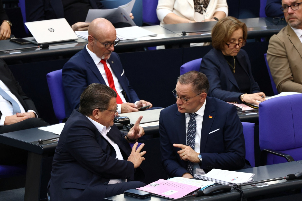 Der AfD-Vorsitzende Tino Chrupalla im Gespräch mit dem Abgeordneten Stephan Brandner im Bundestag