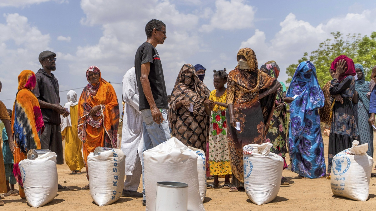 Humanitäre Hilfe: In einem Flüchtlingslager in Sudan werden im Juni 2023 Lebensmittel des World Food Program verteilt.