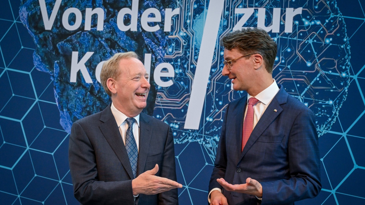 Gute Laune: Microsoft-Präsident Brad Smith zu Besuch beim nordrheinwestfälischen Ministerpräsidenten Hendrik Wüst