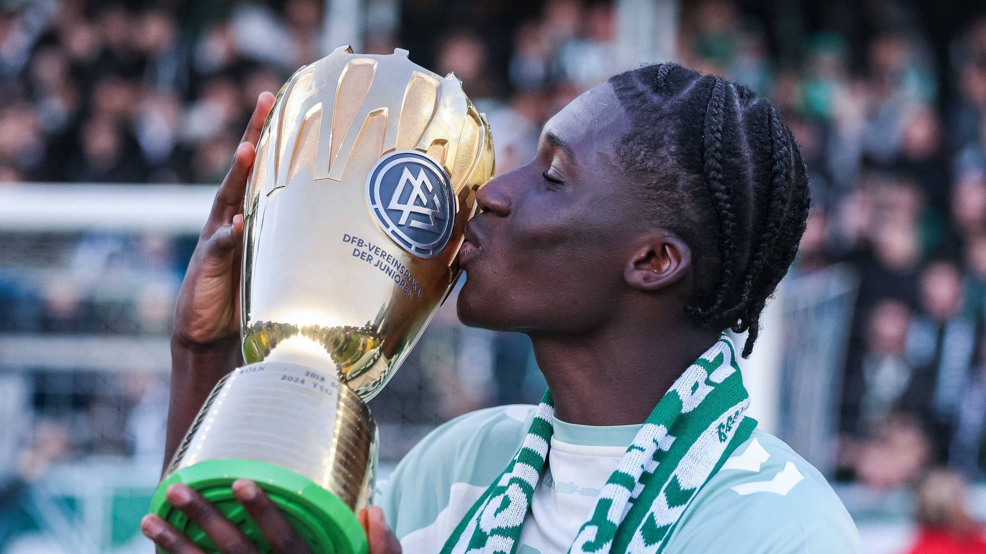 Bremens Karim Coulibaly nach dem Triumph im U19-DFB-Pokal (Archivfoto): Er spielt in der neuen Saison bei den Profis. Bremens Karim Coulibaly nach dem Triumph im U19-DFB-Pokal (Archivfoto): Er spielt in der neuen Saison bei den Profis.