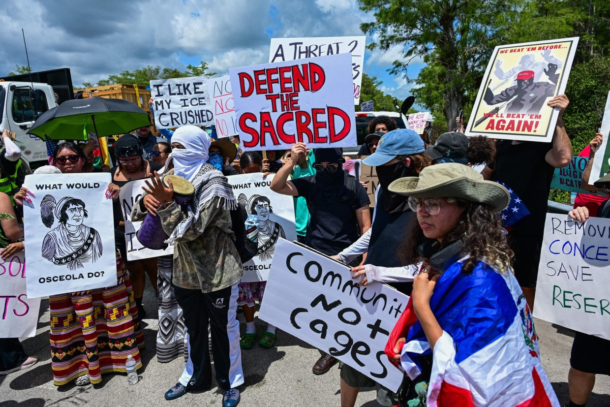 Demonstranten protestieren am Dienstag in Florida gegen die „Alligator Alcatraz“-Pläne der US-Regierung.