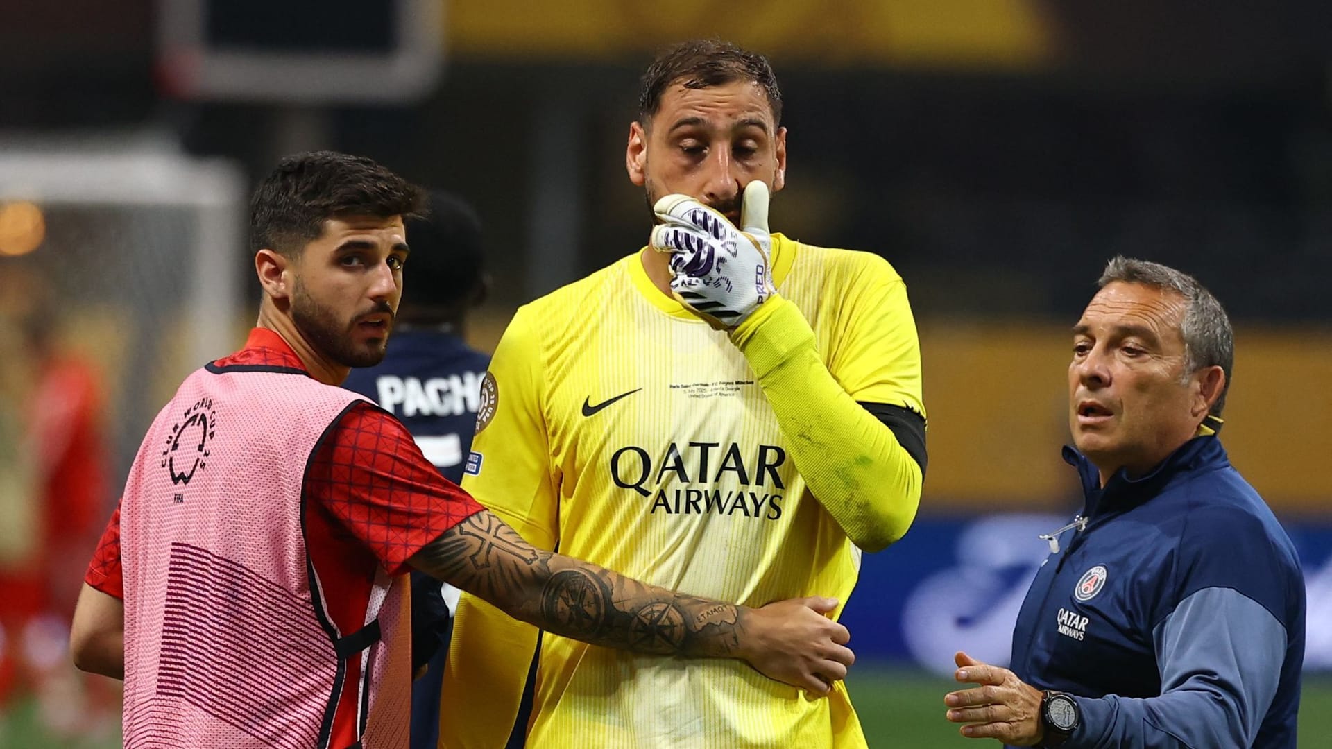 Gianluigi Donnarumma (M.) nach der Verletzung von Jamal Musiala: Der Torwart war sichtlich geschockt. Gianluigi Donnarumma (M.) nach der Verletzung von Jamal Musiala: Der Torwart war sichtlich geschockt.