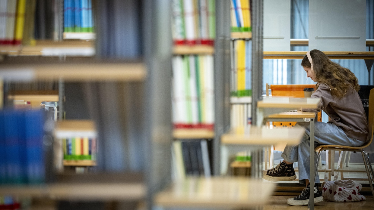 Nicht jede Studie stammt rein aus der Feder von Menschen: Forscher haben in jeder siebten Veröffentlichung aus der Biomedizin Spuren von KI entdeckt.