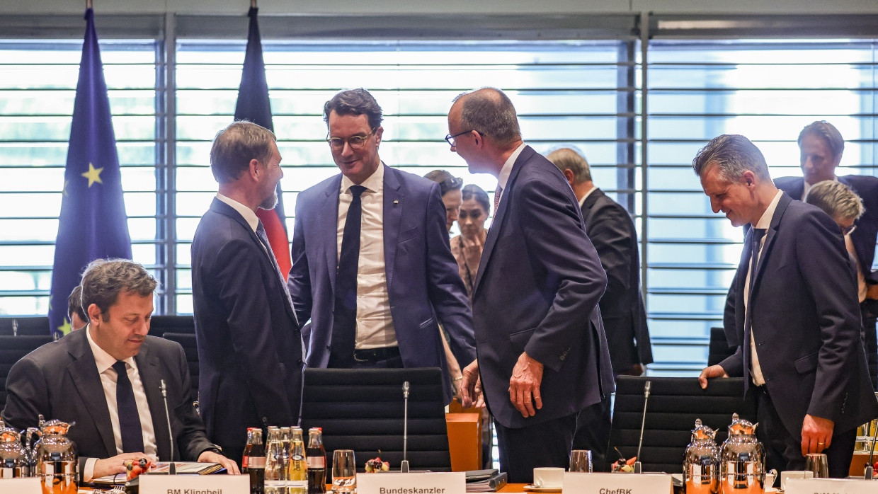 Bundesfinanzminister Lars Klingbeil (SPD) mit Sachsens Ministerpräsident Michael Kretschmer, Nordrhein-Westfalens Ministerpräsident Hendrik Wüst, Bundeskanzler Friedrich Merz und Kanzleramtsminister Torsten Frei (alle CDU) bei der Ministerpräsidentenkonferenz Mitte Juni in Berlin