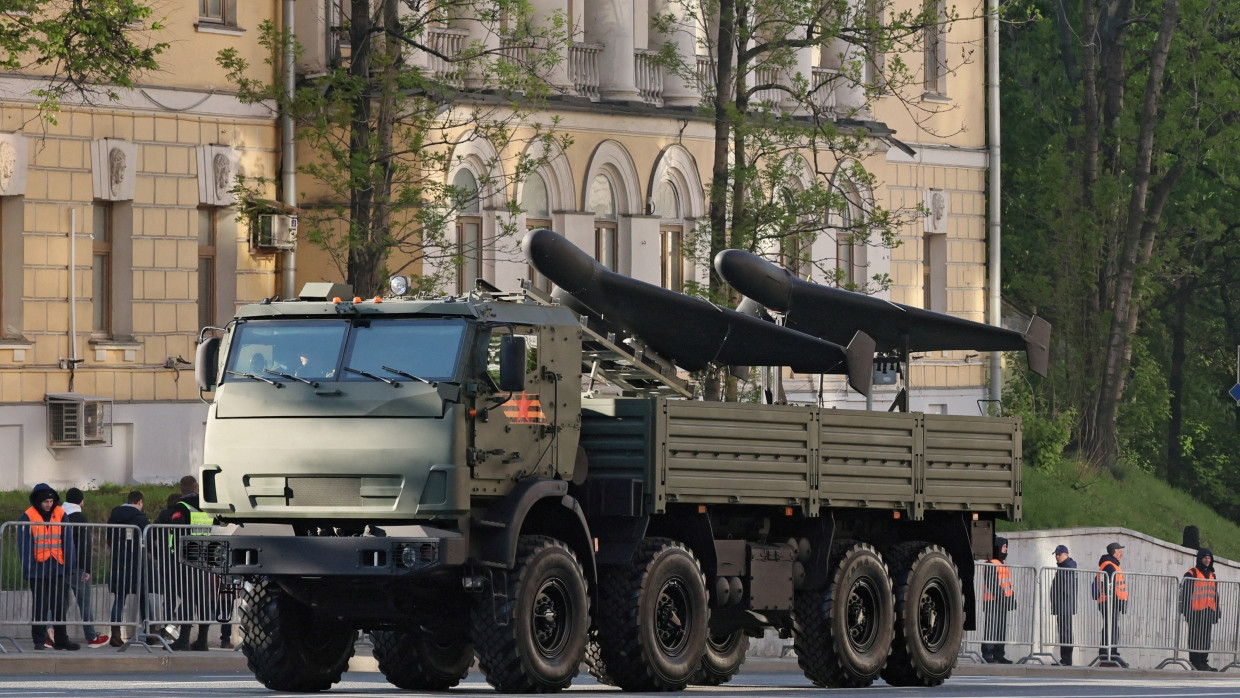 Ein Militärlastwagen mit Drohnen bei der Parade der russischen Streitkräfte am 9. Mai 2025 in Moskau