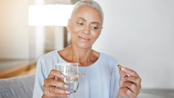 Information findet sich auf dem Beipackzettel: In den meisten Fällen wird Wasser als bevorzugtes Mittel zur Einnahme von Tabletten angegeben. Information findet sich auf dem Beipackzettel: In den meisten Fällen wird Wasser als bevorzugtes Mittel zur Einnahme von Tabletten angegeben.