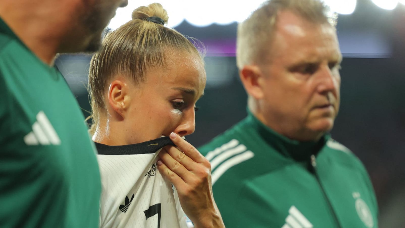 Niedergeschlagen: Giulia Gwinn bei ihrer Auswechslung gegen Polen. Niedergeschlagen: Giulia Gwinn bei ihrer Auswechslung gegen Polen.