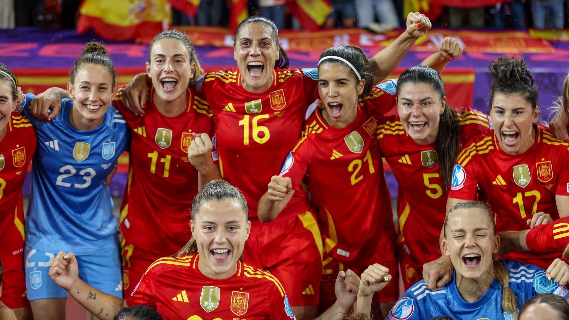Finale: Spaniens Spielerinnen jubeln nach dem knappen Sieg gegen Deutschland in der Vorschlussrunde. Finale: Spaniens Spielerinnen jubeln nach dem knappen Sieg gegen Deutschland in der Vorschlussrunde.