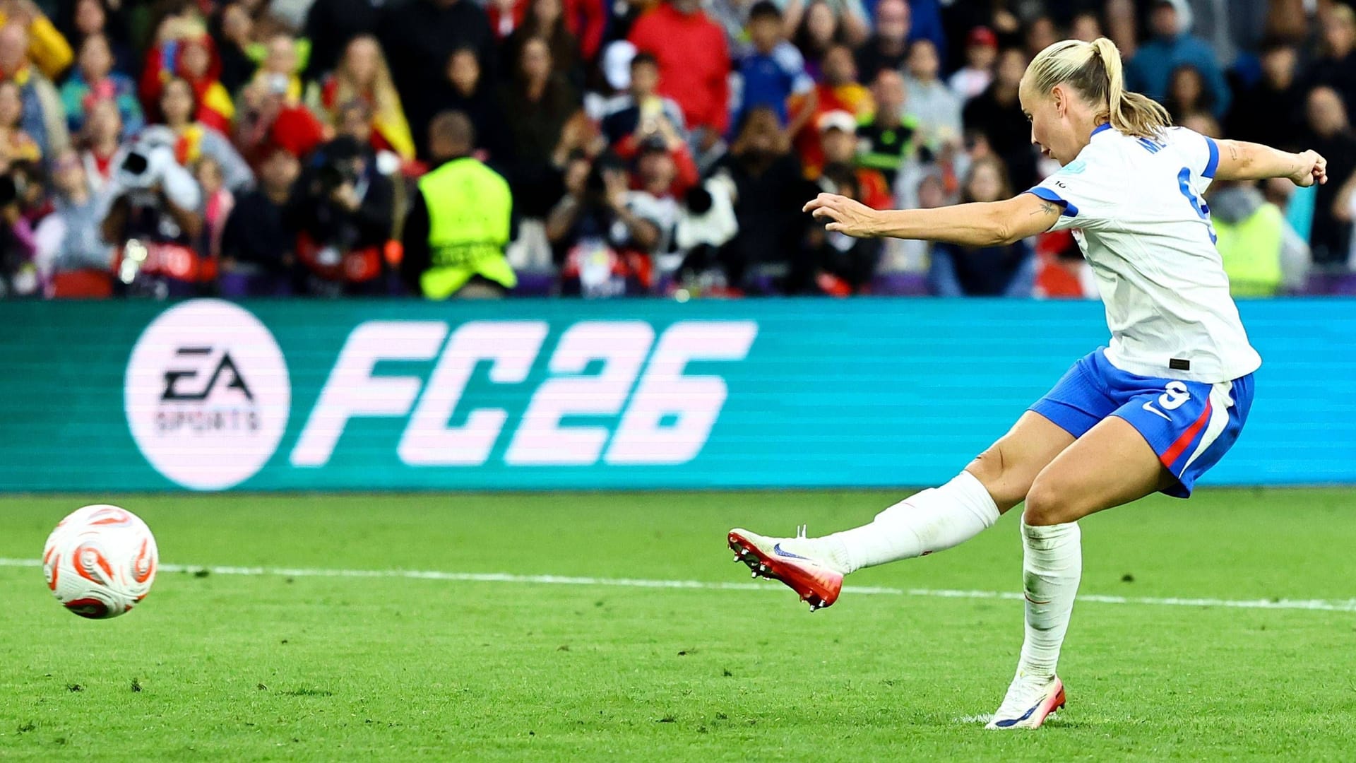 Beth Mead: Die Engländerin sorgte im Elfmeterschießen des Finales der Frauen-EM für ein kurioses Novum. Beth Mead: Die Engländerin sorgte im Elfmeterschießen des Finales der Frauen-EM für ein kurioses Novum.