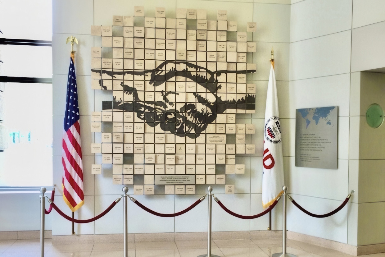 Hat noch keinen neuen Platz: Im Gebäude von USAID erinnerte eine Wand an Mitarbeiter, die im Einsatz ums Leben kamen.