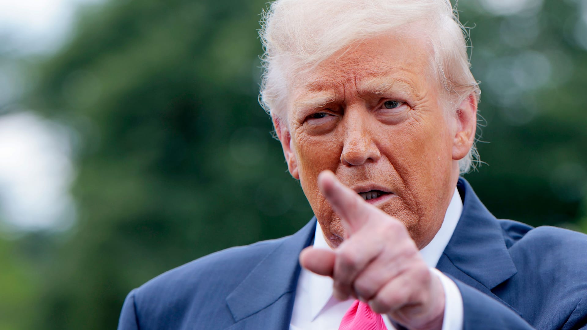 Donald Trump: Er freut sich über das TV-Aus von Stephen Colbert bei CBS. Donald Trump: Er freut sich über das TV-Aus von Stephen Colbert bei CBS.