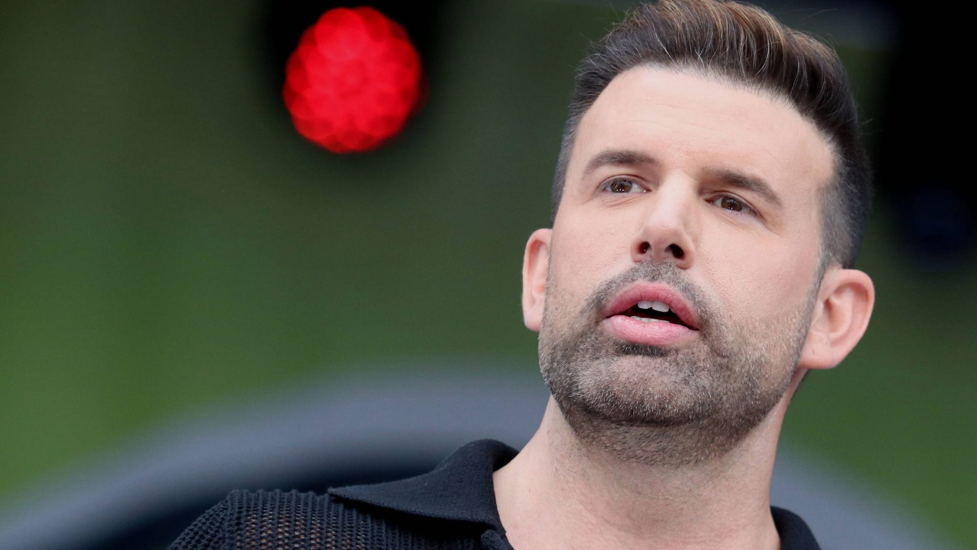 Sänger Jay Khan Auftritt: Er wurde durch die Boyband US5 bekannt. Sänger Jay Khan Auftritt: Er wurde durch die Boyband US5 bekannt.