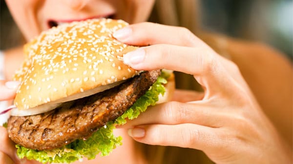 Fastfood am späten Abend: Nach dem Kino- oder Theaterbesuch klagen die meisten Männer Hunger. Also rein in die Frittenbude und einen Burger bestellt! Frauen haben dann die Alternative, dabeizusitzen und ihm beim Essen zuzuschauen oder aus Solidareität mitzufuttern. Die meisten entscheiden sich für die zweite Variante und ärgern sich hinterher über die Kalorienkatastrophe.
