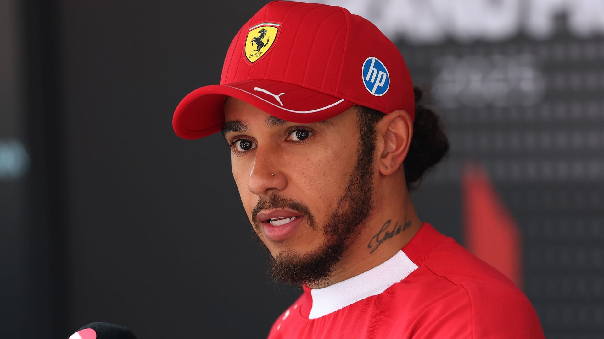 Unglücklich: Lewis Hamilton am Samstag des Rennwochenendes in Belgien. Unglücklich: Lewis Hamilton am Samstag des Rennwochenendes in Belgien.