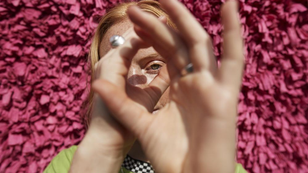 Eva Weber-Guskar: Macht es einen Unterschied, ob eine Maschine sagt "Ich liebe dich" – oder ein Mensch? Und wenn sich ein Mensch in eine KI verliebt: Ist das Liebe oder Fiktion?