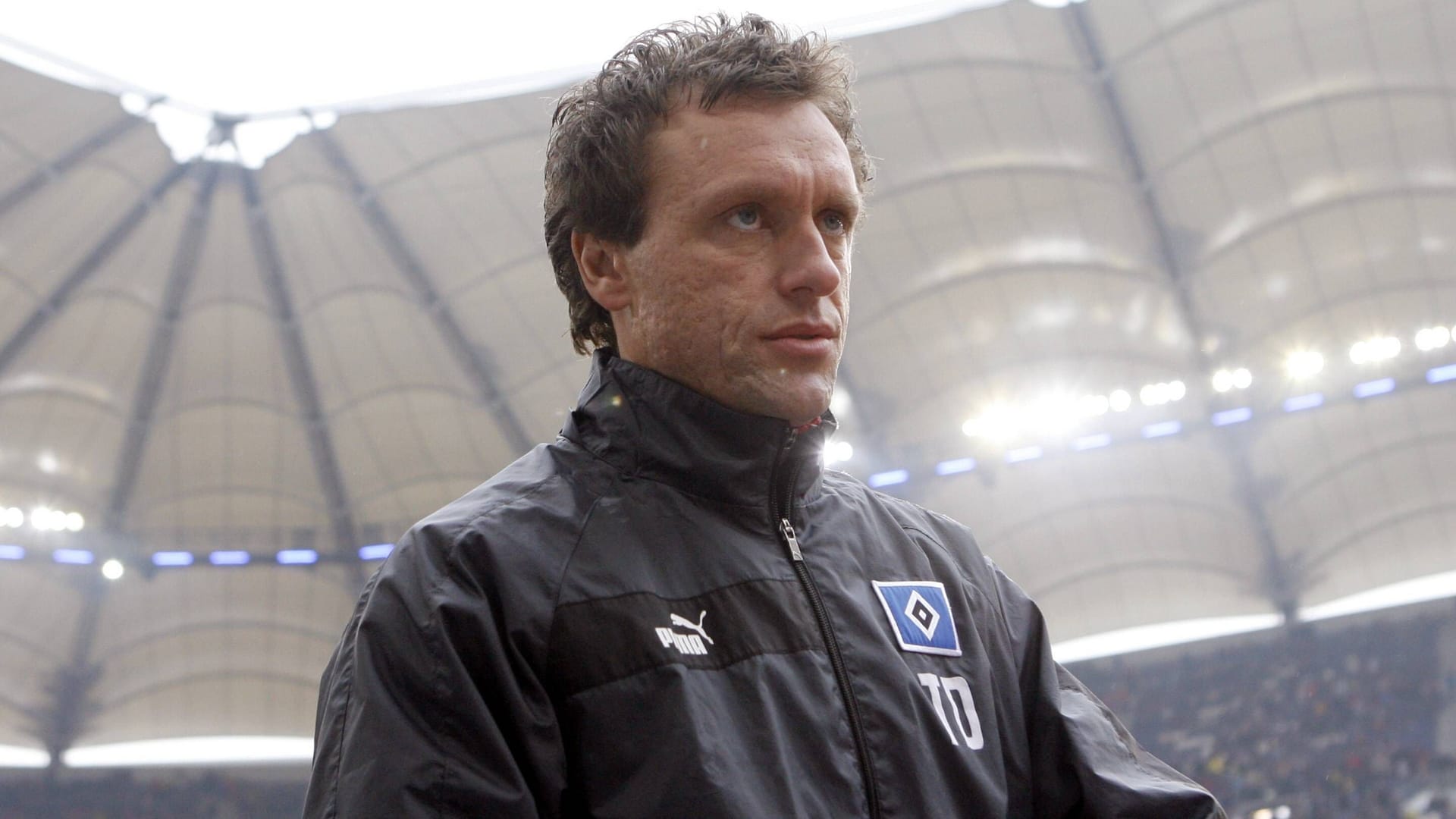 Thomas Doll im Volksparkstadion (Archivbild): Der heute 59-Jährige trainierte den HSV von Oktober 2004 bis Ende Januar 2007. Thomas Doll im Volksparkstadion (Archivbild): Der heute 59-Jährige trainierte den HSV von Oktober 2004 bis Ende Januar 2007.