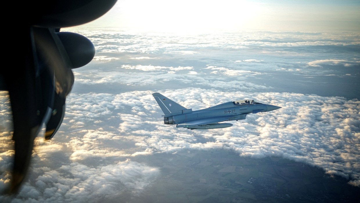 Ein Eurofighter begleitet den damaligen Bundeskanzler Olaf Scholz im Oktober 2023 auf dem Weg nach Köln