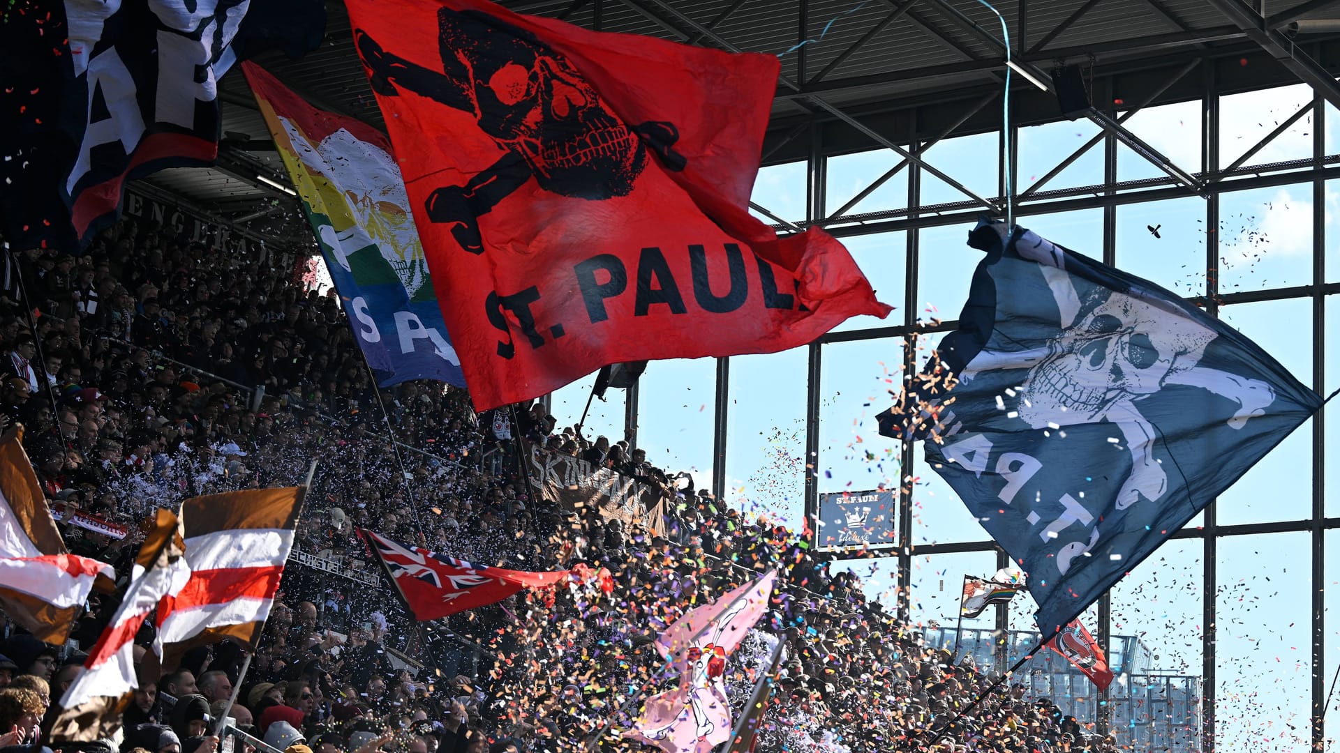 St. Pauli-Fans feiern in ihren Blöcken am Millerntor (Archivbild): Im August muss der Bundesligist ausnahmsweise als Gast im eigenen Stadion spielen. St. Pauli-Fans feiern in ihren Blöcken am Millerntor (Archivbild): Im August muss der Bundesligist ausnahmsweise als Gast im eigenen Stadion spielen.