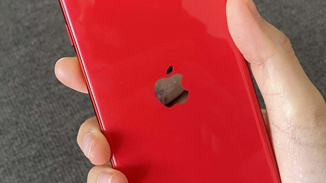 Das iPhone SE hat eine Rückseite aus Glas und lässt sich drahtlos aufladen. Das iPhone SE hat eine Rückseite aus Glas und lässt sich drahtlos aufladen.