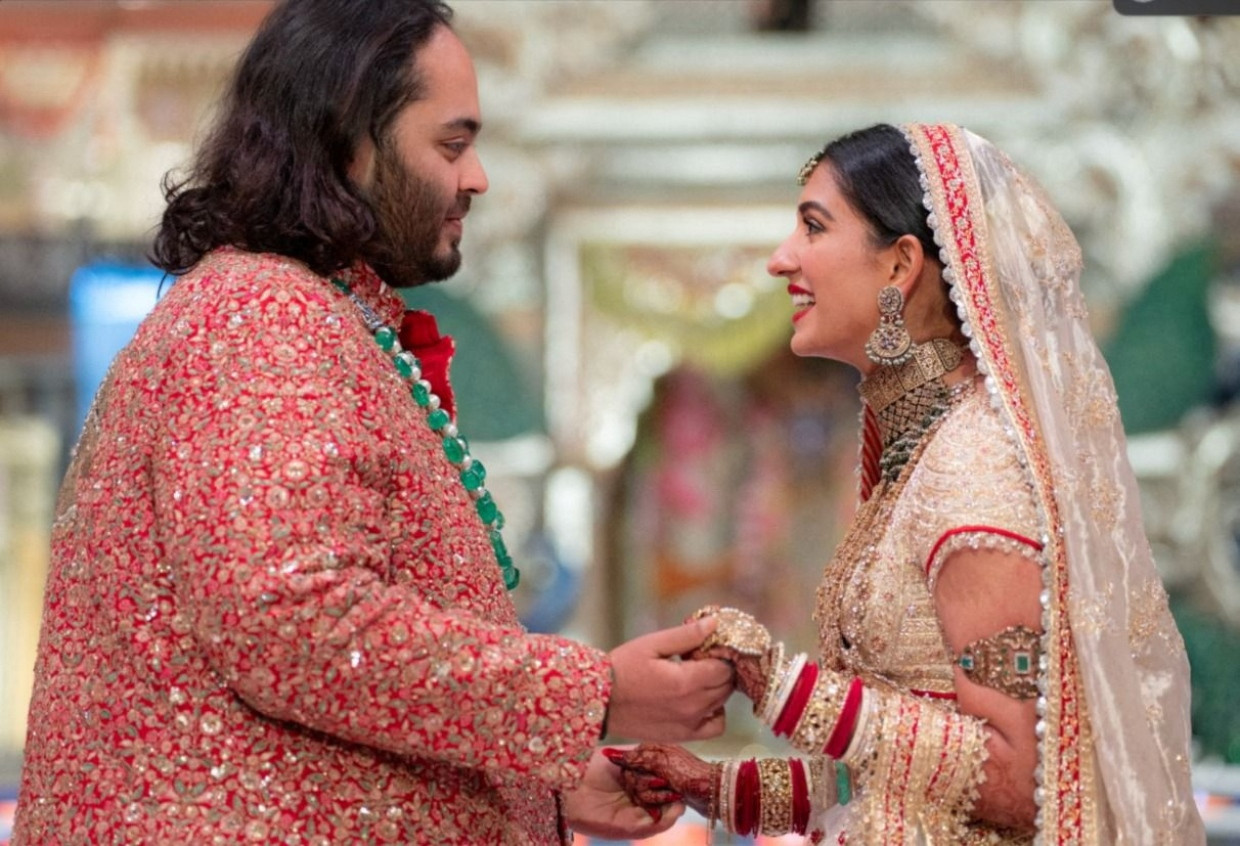 Mukesh Ambaniund Radhika Merchant bei ihrer Hochzeit in Mumbai