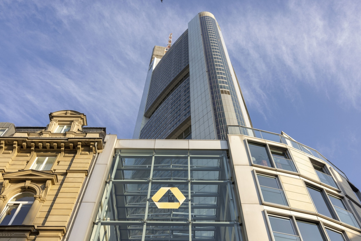 Frankfurter Stadtbild: Commerzbank-Logo am Hauptsitz der Bank