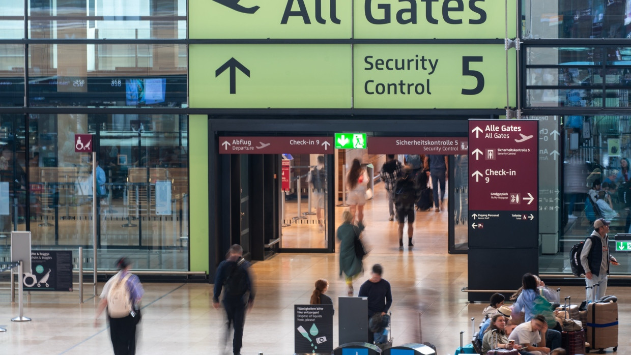 Am Flughafen BER wurde der mutmaßliche Kriegsverbrecher laut „Spiegel“ am Mittwochmorgen festgenommen.
