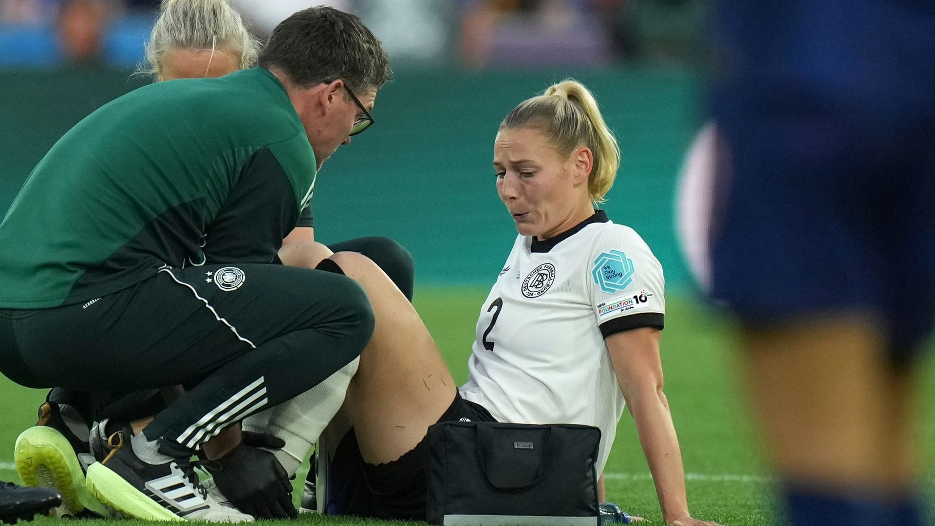 Sarai Linder wird auf dem Rasen behandelt: Für die Verteidigerin war im Viertelfinale gegen Frankreich früh Schluss.