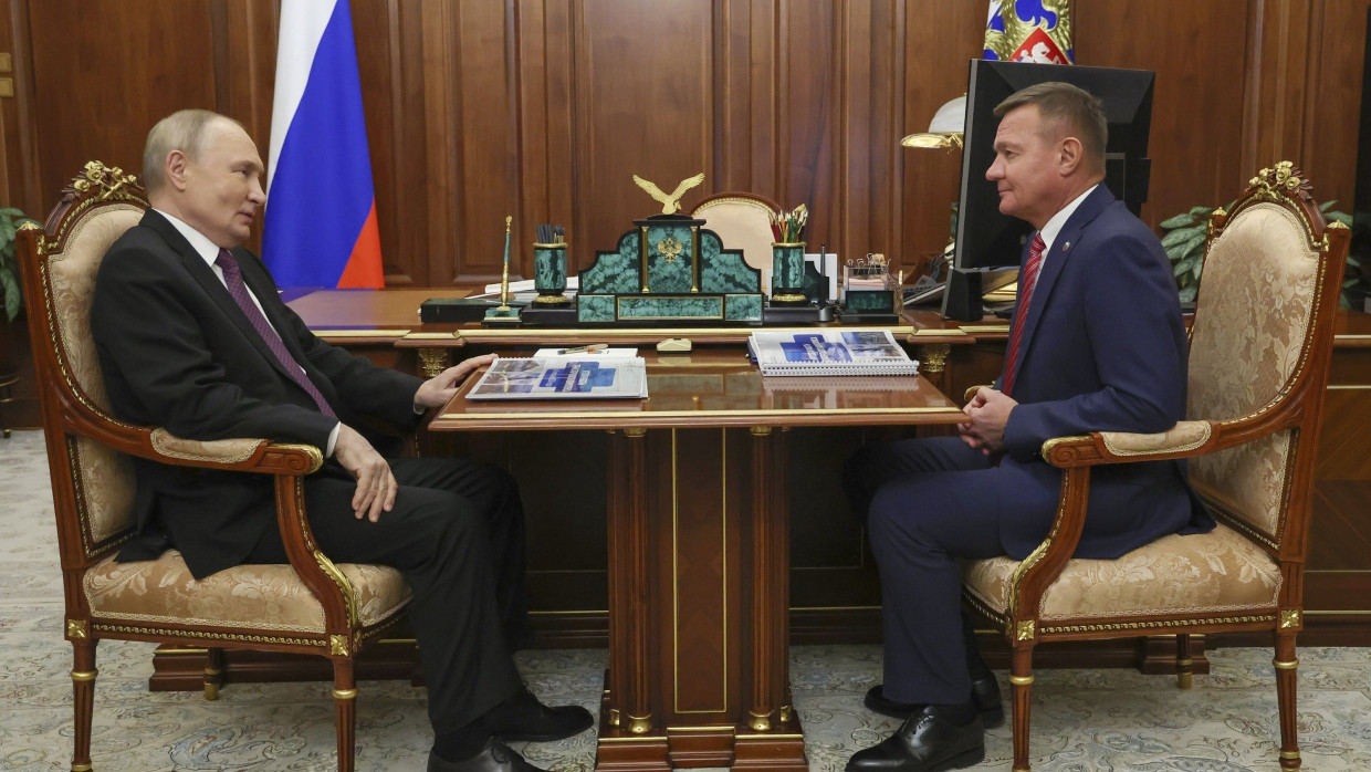 Der russische Präsident Wladimir Putin und sein früherer Transportminister Roman Starowojt im Januar in Moskau