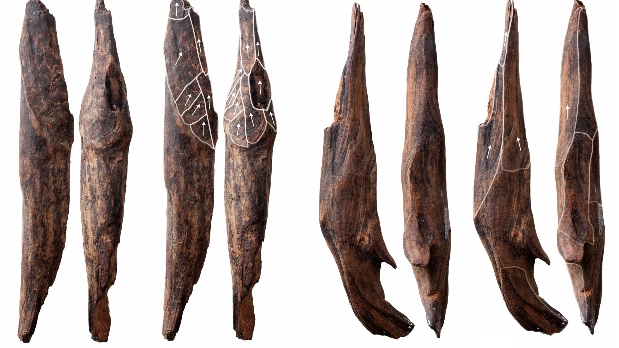 Zwei der Holzwerkzeuge aus Gantangqing, jeweils von vier Seiten aufgenommen. Weiß eingezeichnet einzelne bearbeitete Oberflächen. Die Stücke sind beide etwa elf Zentimeter lang.