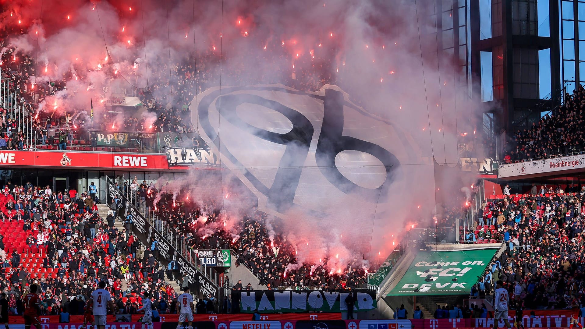 96-Fans zünden diverse Leuchtfeuer in Köln (Archivbild): Für zahlreiche ähnliche Vergehen hat der DFB dem Verein eine hohe Strafe aufgebrummt.