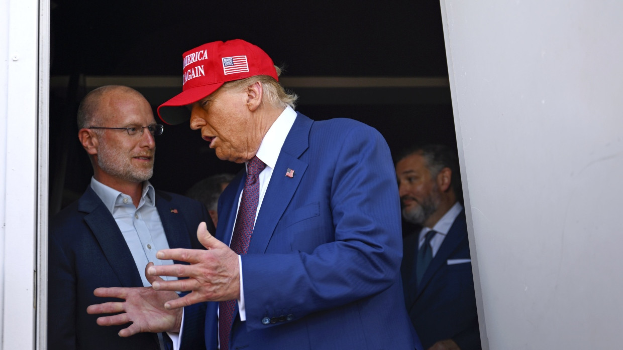 Donald Trump im Gespräch mit Brendan Carr, dem Chef der Telekommunikations-Aufsichtsbehörde FCC, vergangenen November vor dem Start eines SpaceX-Testflugs in Brownsville, Texas.