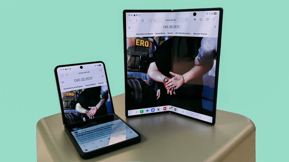 Galaxy Unpacked: Das Samsung Flip 7 lässt sich zusammenfalten (links), das Fold 7 zu einem kleinen Tablet aufklappen (rechts).