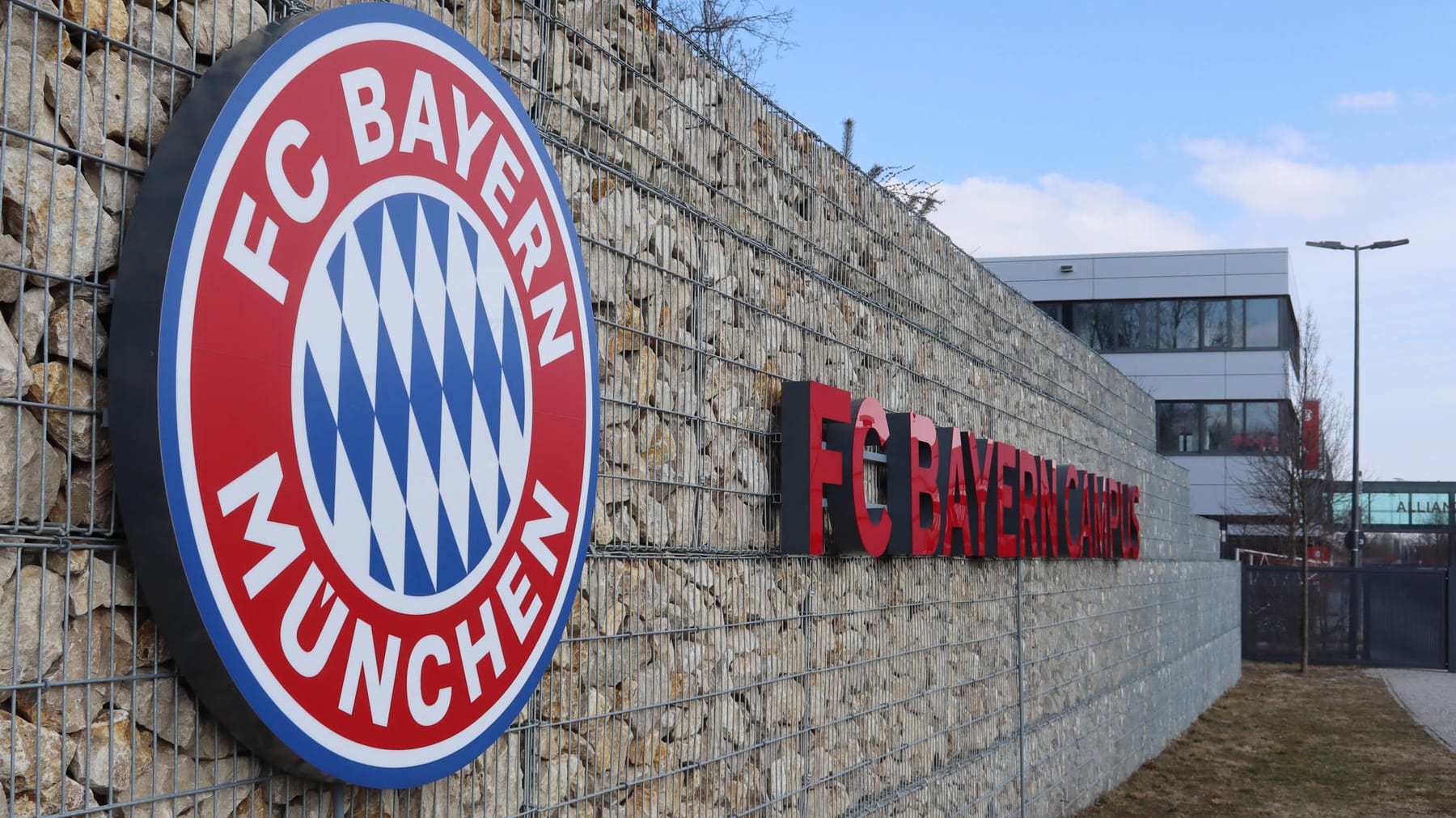 Der Bayern-Campus in München: Hier könnte bald auch der erst 13 Jahre alte Mike Wisdom spielen. Der Bayern-Campus in München: Hier könnte bald auch der erst 13 Jahre alte Mike Wisdom spielen.
