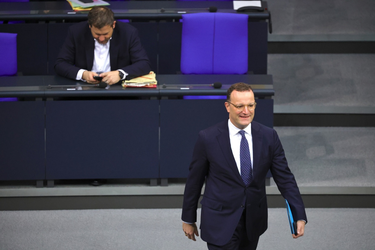 Im Fokus: Jens Spahn, inzwischen Fraktionsvorsitzender der Union, verteidigte im Bundestag seine Corona-Politik.