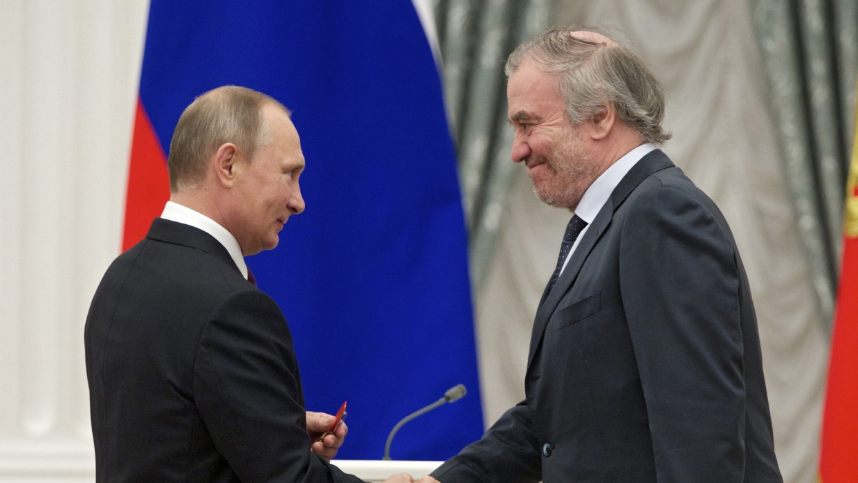 Der russische Präsident Wladimir Putin zeichnet 2016 Waleri Gergijew, mit dem Orden „Für Verdienste um das Vaterland“ im Kreml aus.